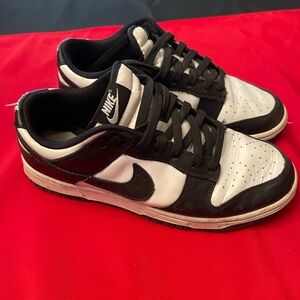 Nike Men's Black and White Low-Top Sneakers
